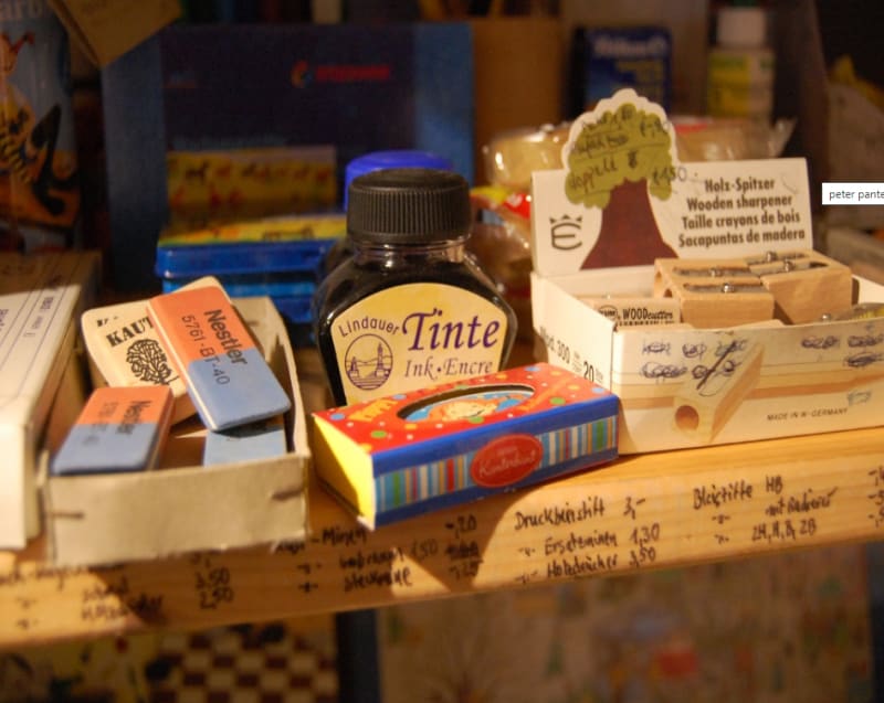 Schreibwaren auf Recyclingpapier, Tinte und Postkarten im Sortiment des Peter Panter Buchladens | © Peter Panter Buchladen