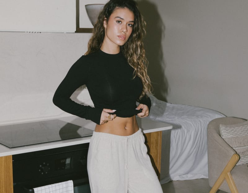 Liv Longsleeve in Schwarz und Selma Leinenhose in Ecru - Narah Soleigh | © Narah Soleigh