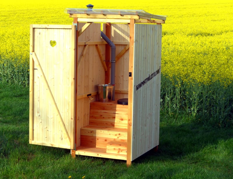 Komposttoilette mit offener Tür | © komposttoilette.com