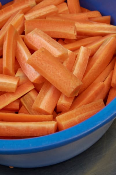 Frisch zugeschnittene Karotten in einer Schüssel | © Emilio - vegetarische Küche