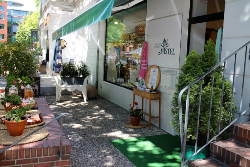 Seitliche Ansicht Schaufenster zum Eingang Kaufhaus Mistel | © MISTEL Kräuter Kosmetik GbR