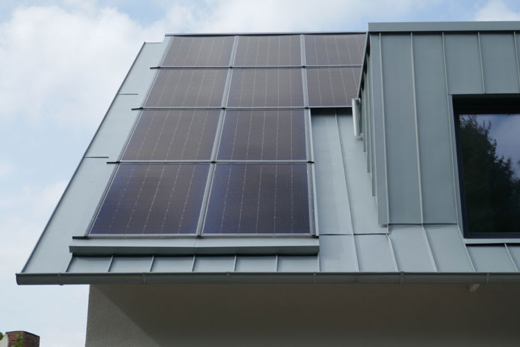 Photovoltaikanlage auf einem Steildach mit Metalleindeckung | © Natürliche Lebensräume Bauplanungsbüro Marx