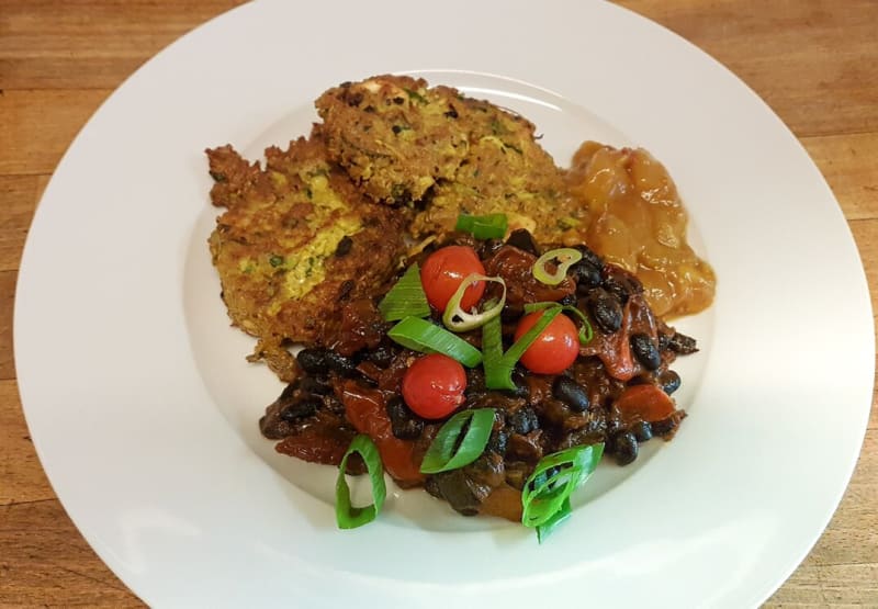 Vegetarisches Mittagsgericht vom Lew Mittagstisch mit Bratlingen, Bohnengemüse und Tomaten | © LEW BIO