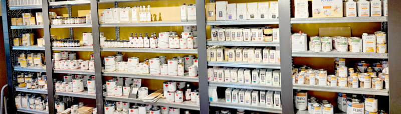 Verkaufsraum mit Naturfarben und Naturbaustoffen im Fachhandel von Bauart:Naturbaustoffe Südholstein | © Bauart:Naturbaustoffe Südholstein