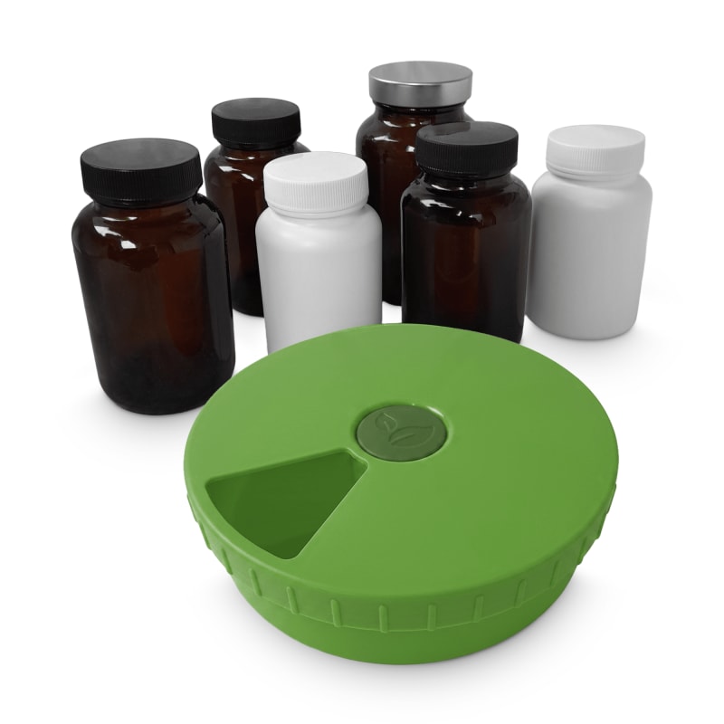 Warum mehrere Supplement-Fläschchen mitnehmen, wenn eine Lösung reicht? Kompakt, nachhaltig und reisefreundlich: Unsere Tablettenbox aus Biokunststoff vereint intelligentes Design mit maximaler Flexibilität für Supplements, Kapseln und Medikamente.  | © Mehr Ordnung. Weniger Verpackungen. Nachhaltiger unterwegs. Unsere innovative Tablettenbox aus Biokunststoff macht den Transport von Supplements einfach, platzsparend und umweltbewusst.