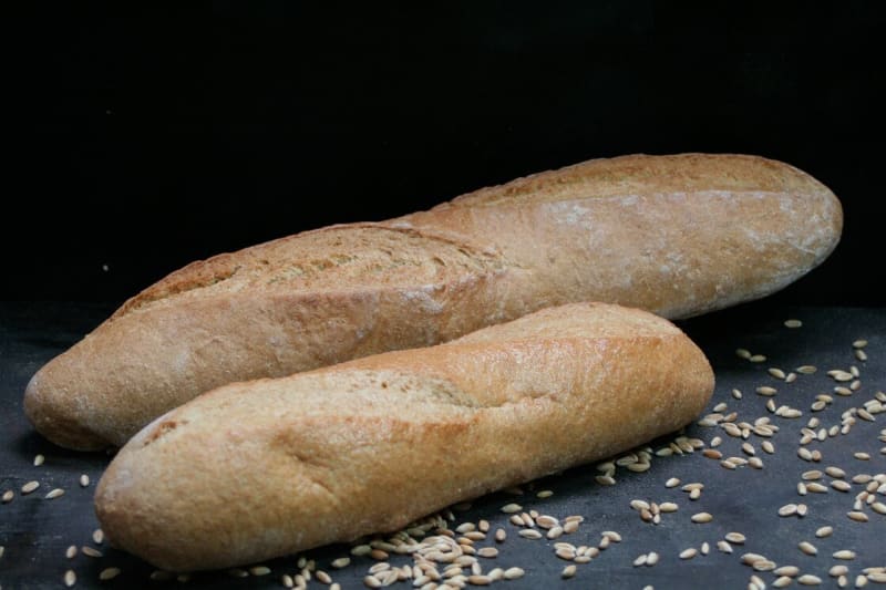 Dinkel-Baguette in groß und klein aus der Lew Biobäckerei | © LEW BIO