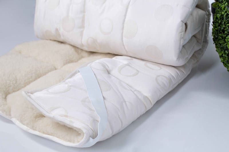 Eine Wool-Line Matratzenauflage mit reiner Schafschurwolle gefüllt und mit Bio-Baumwolle überzogen.  | © Wool-Line