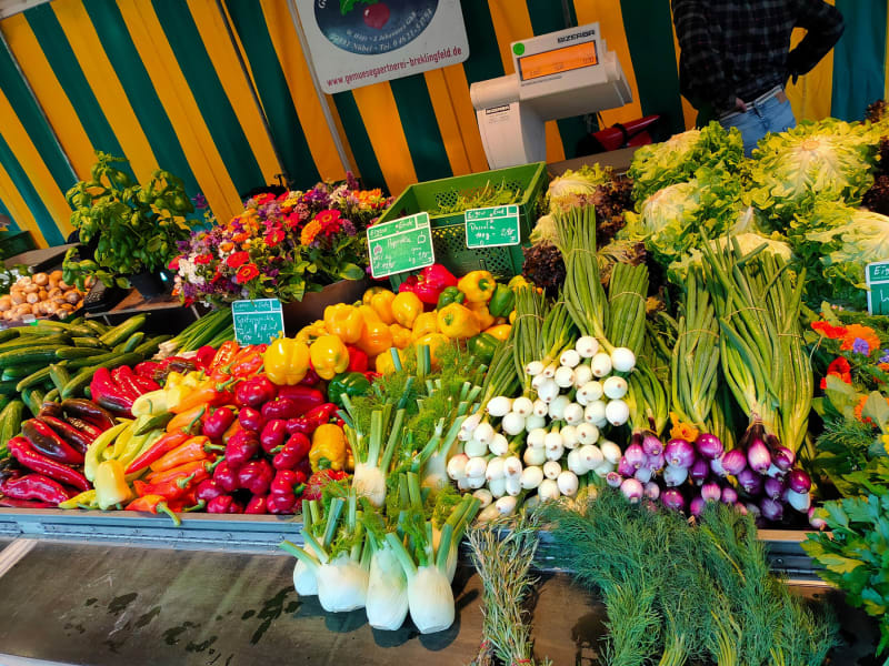Marktstand mit selbst erzeugtem Gemüse, Obst, Blumen und Kräutern | © Gemüsegärtnerei Breklingfeld Höft & Johannsen GbR