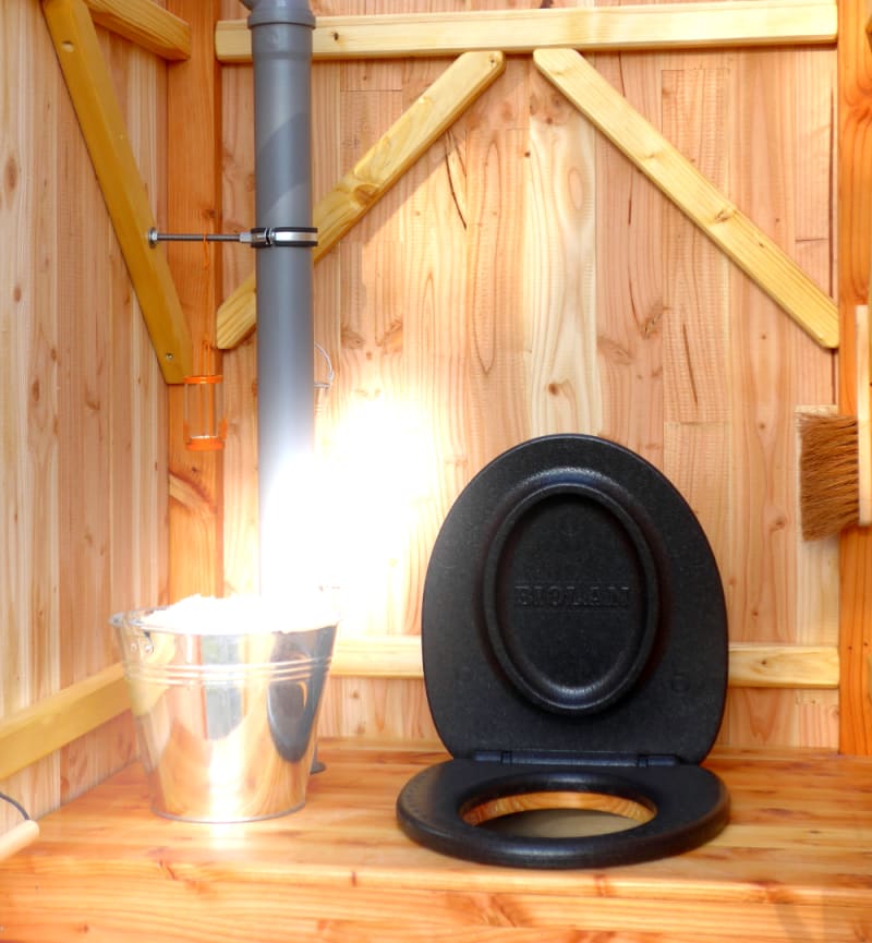 Innenansicht der Biotoilette mit Einstreueimer und Toilettensitz | © komposttoilette.com