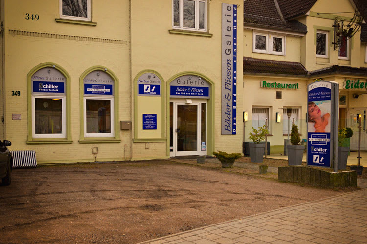 Bäder- und Fliesengalerie in der Hamburger Chaussee 349 in Kiel, gemeinsame Ausstellung mit Partnerbetrieben | © Malereibetrieb Jens Struck GmbH