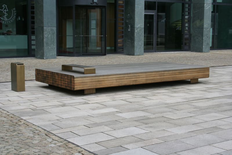 KPM-Bank groß auf dem Herbert-Lewin-Platz Berlin | © Kernholz GmbH