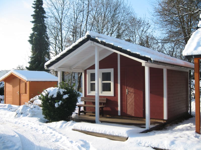 Gartenhaus im schwedischen Stil mit überdachtem Vordach | © Rosenthal Holzhaus