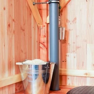 Einstreueimer und Abluftrohr in der Trockentoilette | © komposttoilette.com