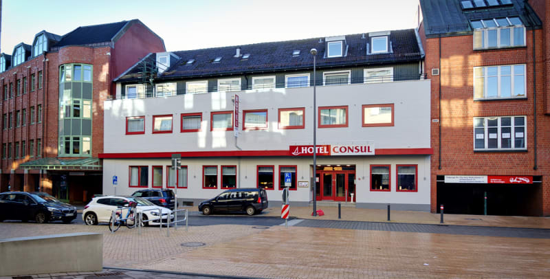 Sanierte Fassade des Hotel Consul in der Kieler Innenstadt mit neuem Farbkonzept in Weiß und Rot | © Malereibetrieb Jens Struck GmbH