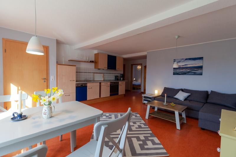 Offener Wohn- und Essbereich mit Küche in der Ferienwohnung Schwalbennest | © Hof Edenswarf - Jörg Backsen