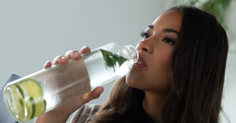 Trinke immer genug. Mit den hochwertigen T&N Glasflaschen erreichst du deine Ziele nachhaltig   | © Trend7Factor UG (haftungsbeschränkt)