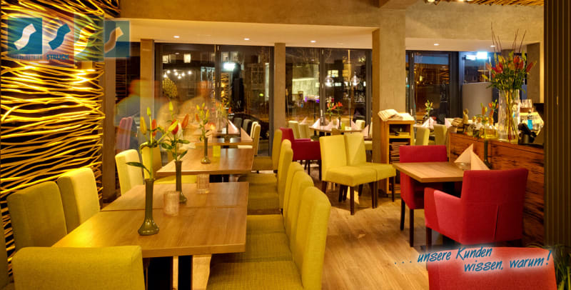 Gastraum des Restaurants banmaai in Kiel mit Spachteltechnik in Betonoptik an den Wänden | © Malereibetrieb Jens Struck GmbH
