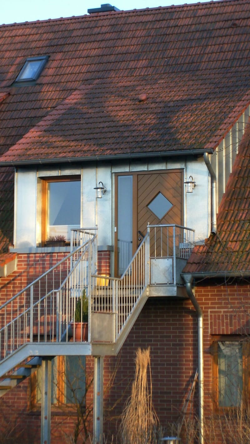 Sanierter Altbau-Eingang mit neuer Außentreppe | © Natürliche Lebensräume Bauplanungsbüro Marx
