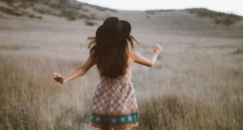 Frau_in_Kleid_auf_Feld.jpg null
