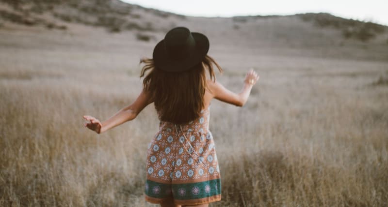 Frau_in_Kleid_auf_Feld.jpg 