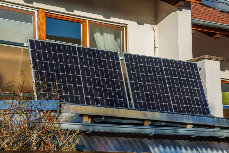 Solaranlage auf dem Balkon. Solarbatterie an der Balkonwand.