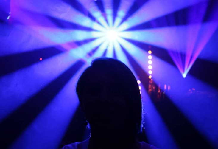 Festival_Lila_Licht_Person.jpg null