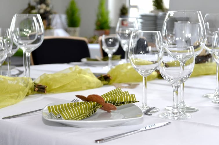Ein dekorierter Tisch für Cateringgäste