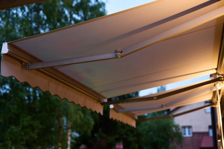 Eine wunderschöne, stilvolle Außenmarkise, die sich ideal für verschiedene Outdoor-Aufbauten eignet