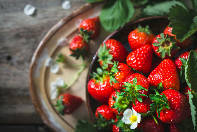 Frische rote Erdbeeren und eine Erdbeerblüte null