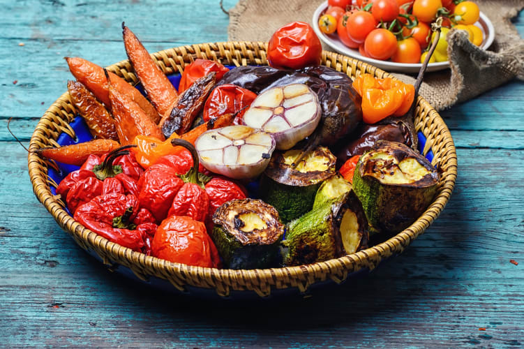 Im Ofen gebackene Paprika, Tomaten, Auberginen und Karotten null