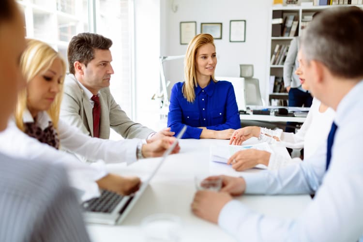 Geschäftsleute treffen sich zum Coaching im Büro