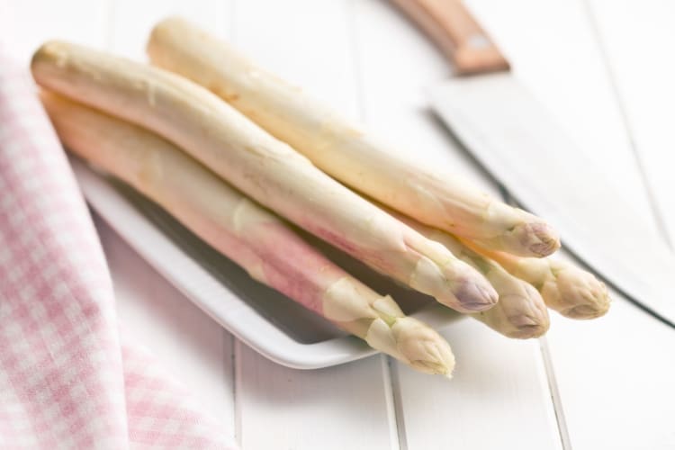 der weiße Spargel auf dem Küchentisch null