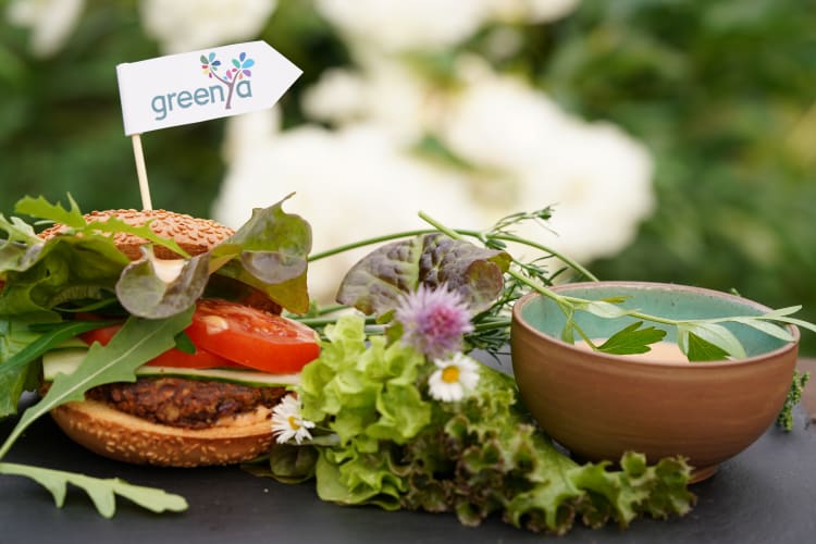 Mit essbaren Blumen garniert, macht so ein leckerer Burger aus Pilzen noch viel mehr her. Auf dem Bild sind es Gänseblümchen und Blüten von Schnittlauch. greenya