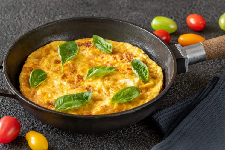 Frittata mit Gemüse in der Pfanne