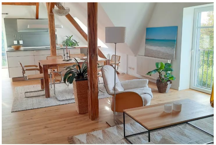 Luxus Ferienwohnung in Tremsbüttel Blick in den Raum mit Designermöbeln Luxuriöses Loft mit schönem Blick in Tremsbüttel