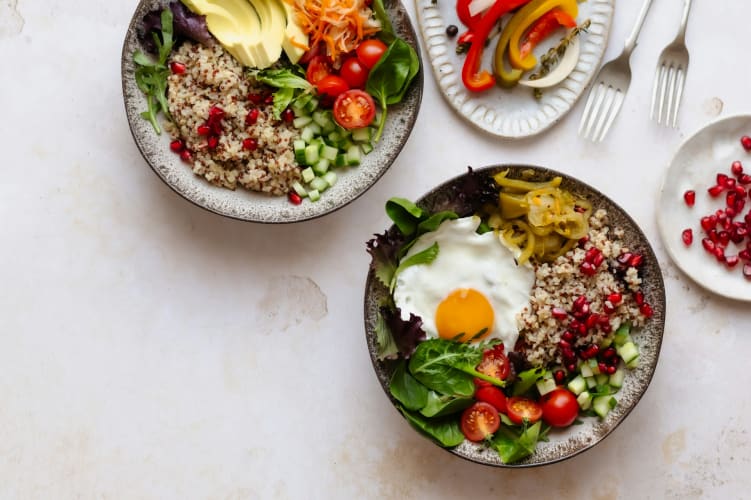 Vegetarisch Essen mit viel Salat, Gemüse und Spiegelei null