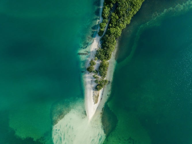 Meer und eine Insel mit Strand Jono Hirst auf Unsplash