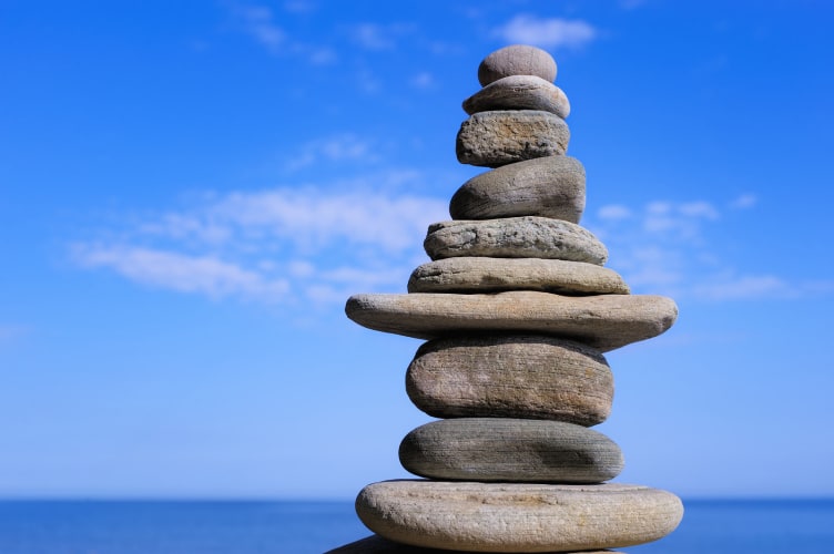 Sandsteinstapel vor blauem Himmel null