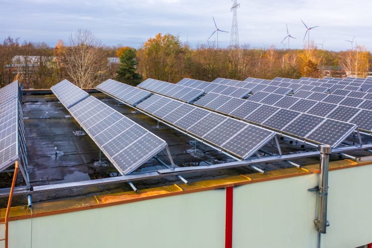 Eine Solaranlage auf einem Flachdach null