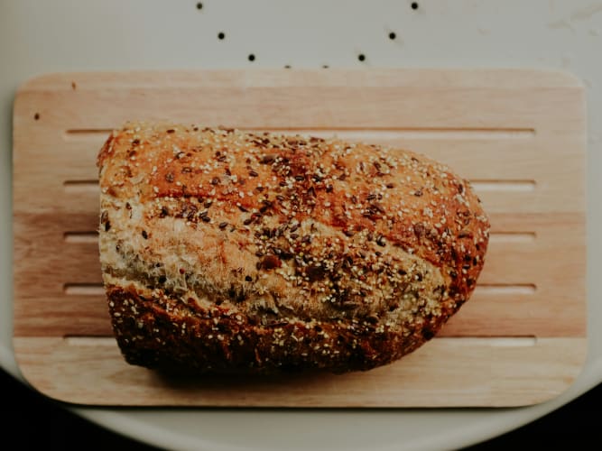 Brot mit Saaten und Körnern null