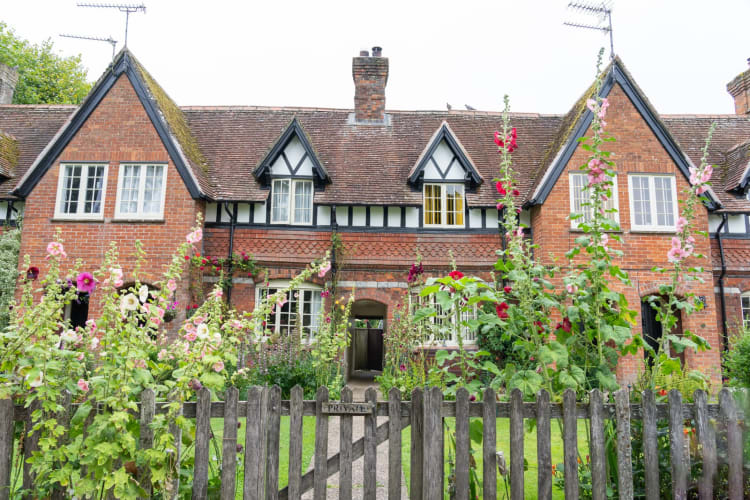 Avebury, Vereinigtes Königreich Typisches altes großes englisches Landhaus mit Holzzaun und Tor. null