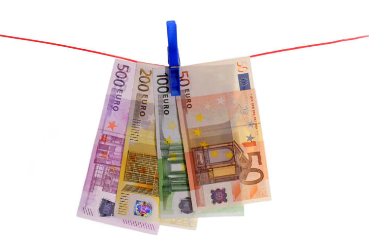 Euro-Scheine an einer Wäscheleine