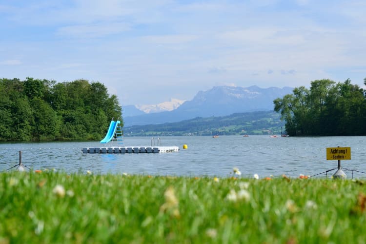Wunderschöner Blick auf den Sempatersee und die Alpen, Schweiz