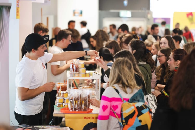 Aussteller und Besucher während der Messe VeggieWorld - Wellfairs GmbH