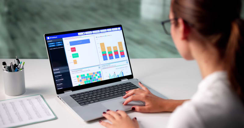 Marketingmanager nutzt Laptop für Entscheidungen im Bereich der Geschäftsdatenanalyse