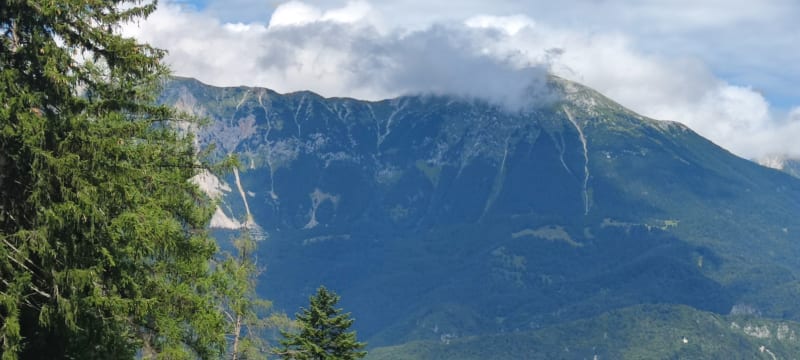 Berglandschaft und Wolken greenya