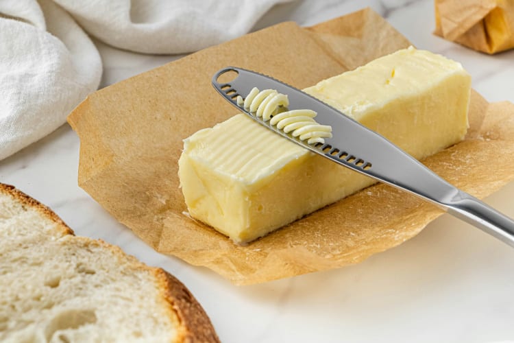 Butter auf einem Stück Papier null