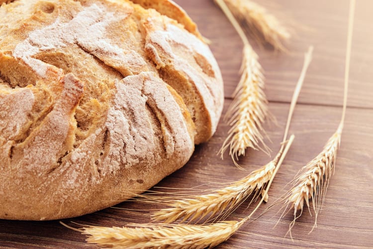 Knuspriges Bauernbrot und Ähren von Getreide Freepik