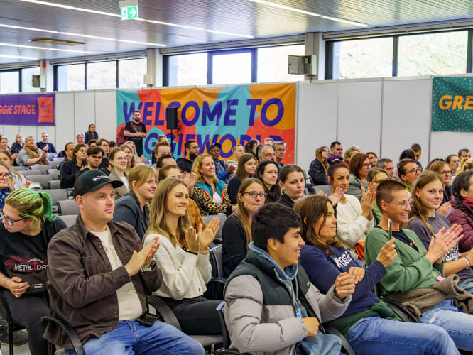 Publikum mit veganem Bewusstsein bei einem Vortrag der Veggieworld Danny Nowak - Wellfairs GmbH