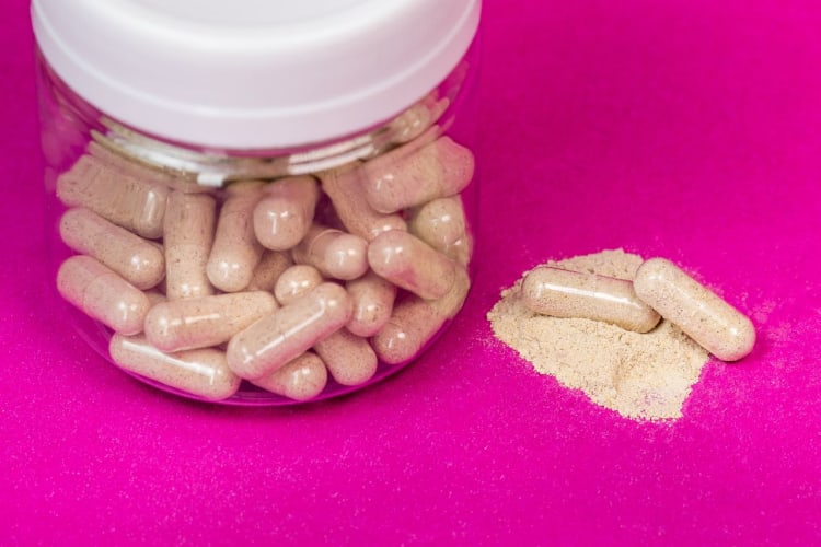 Ashwagandha-Kapseln in einem durchsichtigen Gefäß